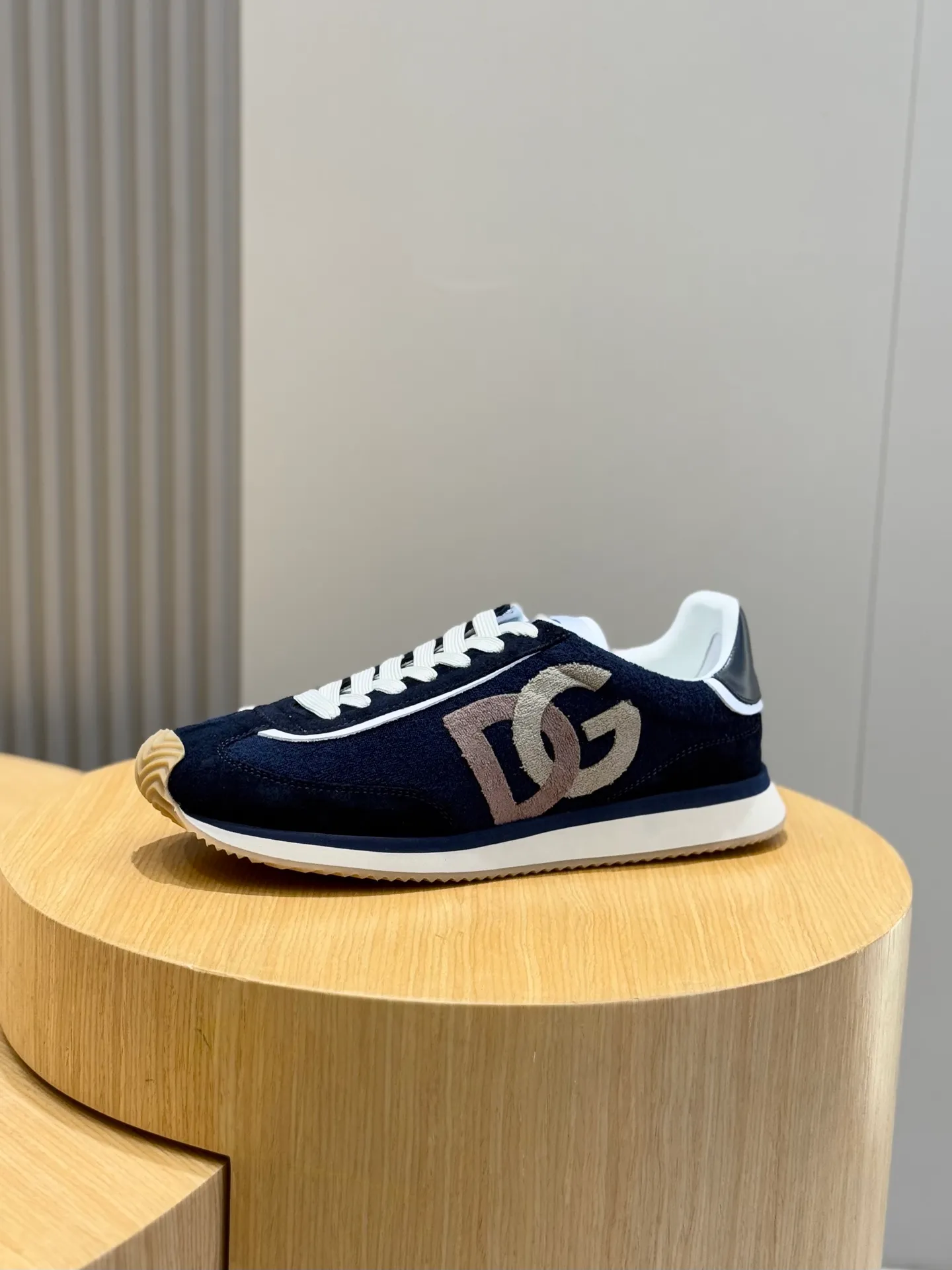 p420💰Men's shoes DG Cushion high-end men's sports and casual shoes with spliced materials. The new Cushion sports shoes adopt two-color suede upper｜with contrasting mesh printing on the side and DG cross logo as the finishing touch｜lightweight and grippy rubber outsole adopts innovative design to provide excellent performance｜jacquard label adds timeless style｜original imported cowhide, multi-material splicing design, imported cowhide lining Cowhide feet, original TPR elastic outsole Size: 39-44 (customized at 38.45.46)